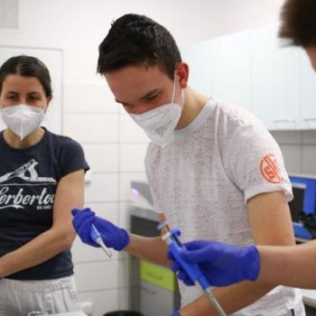 Projektový den Katedry chemie Fakulty přírodovědně-humanitní a pedagogické TUL představil středoškolákům program Bioinženýrství. Foto: Adam Pluhař, TUL