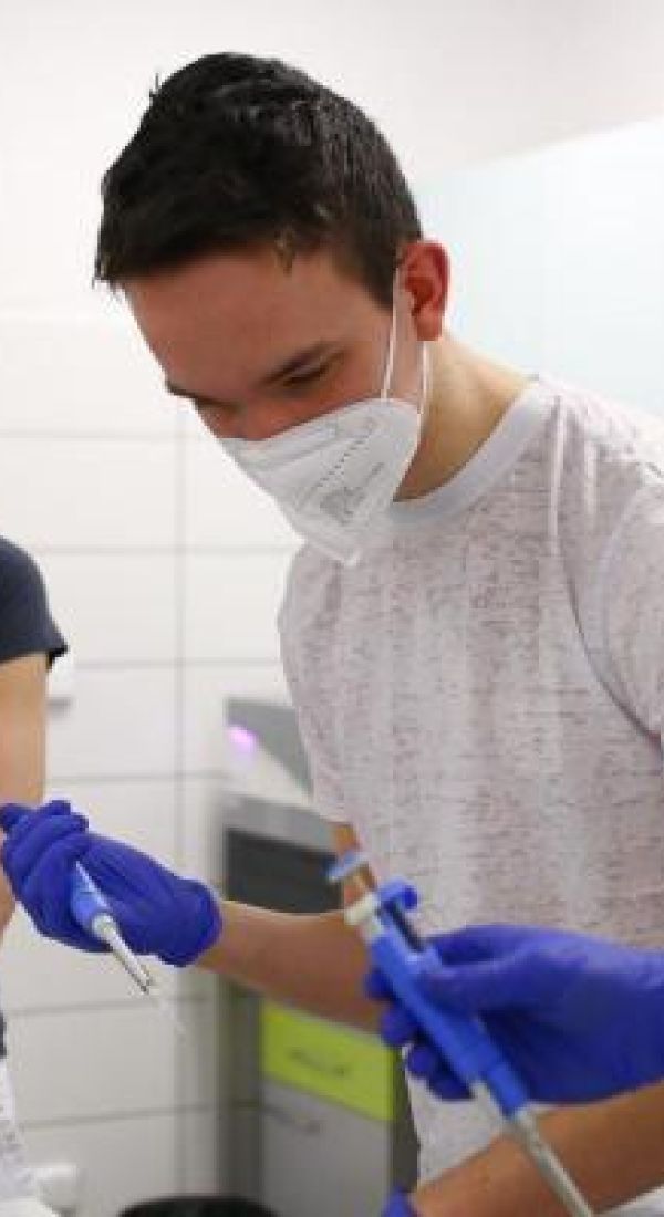 Projektový den Katedry chemie Fakulty přírodovědně-humanitní a pedagogické TUL představil středoškolákům program Bioinženýrství. Foto: Adam Pluhař, TUL